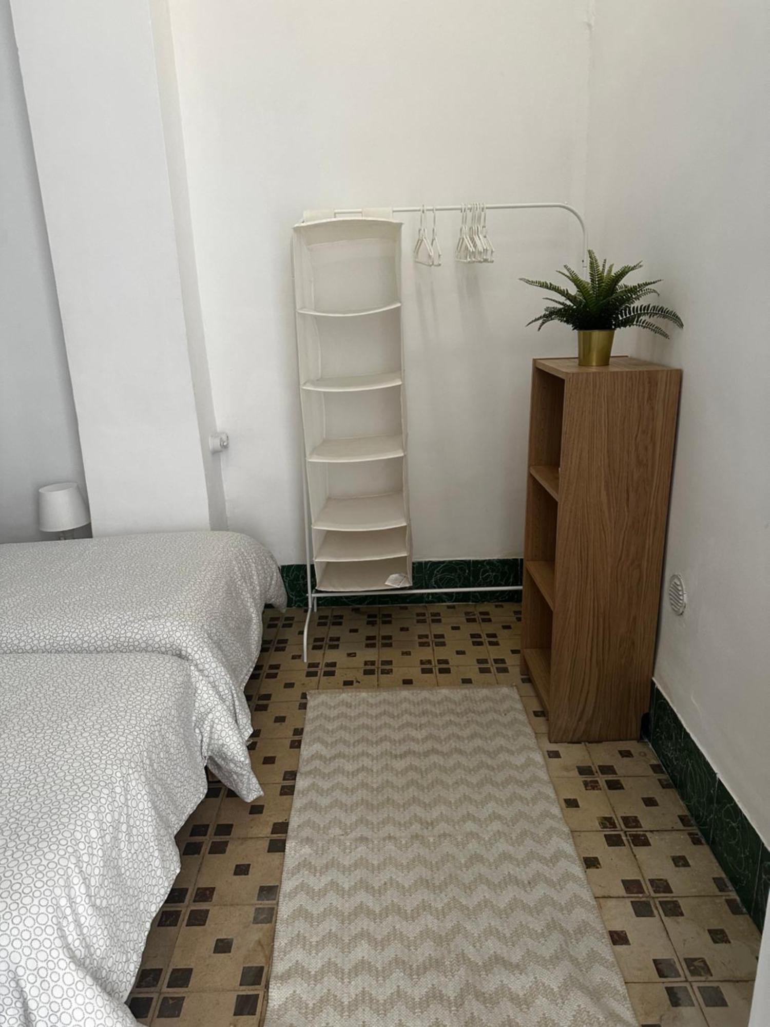 1- Interior Con Aire Acondicionado Y Con Bano Independiente *
